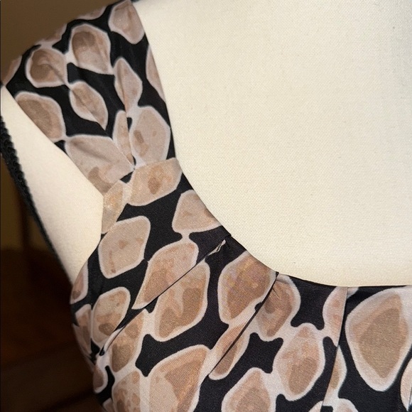 Elegant Black and Cream Patterned Dress - Picture 6 of 13